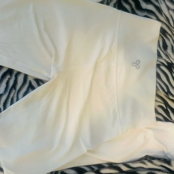 Aritzia TNA butter legging - Picture 3 of 4